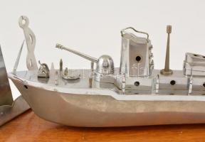 Fém hajó makett szolgálati emlék fa talapzaton 40 cm