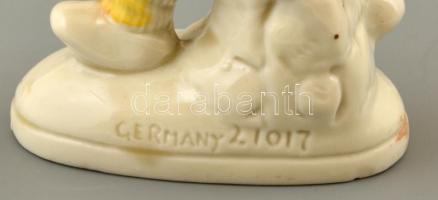 Lantos kislány, német porcelán figura, kézzel festett, jelzett, apró kopásokkal, 11,5 cm