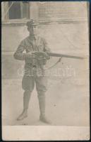 1919 Tanácsköztársaság, katona puskával, fotólap, hátoldalon pecsételt, felületén törésnyomokkal, 14×9 cm