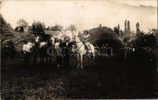 1929 Kunszentmárton, aratás, mezőgazdasági munka, lovak. Horváth J. photo