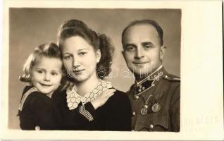 Magyar katonatiszt kitüntetésekkel, felesége és gyermeke / Hungarian military officer decorated with medals, his wife and child. Rónai Dénes Budapest photo (ragasztónyom / gluemark)