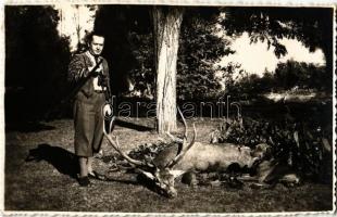 Vadész elejtett szarvassal és vadászkutyával / Hunter with hunted deer. photo