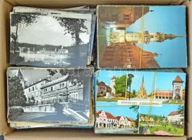 Kb. 700 db MODERN magyar városképes lap dobozban / CCa. 700 modern Hungarian town-view postcards in a box