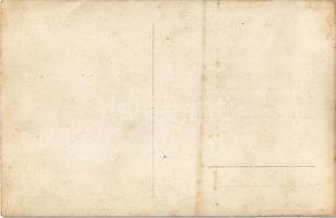 Debrecen, Veresné Szatmári (Szathmáry) Terézia Nőegyleti árvaház, kézimunkázó lányok a kertben. phot...