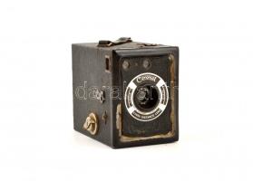 cca 1935 Coronet Every Distance box fényképezőgép, kopottas állapotban / Vitage British box camera, in slightly worn condition