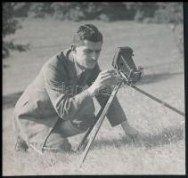 cca 1930 Kinszki Imre (1901-1945) budapesti fotóművész fotografál, jelzés nélküli vintage fotó, a szerző hagyatékából, 5,2x5,7 cm