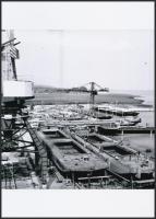 cca 1970 Jankó Mária felvételei egy balatoni vitorlás borulásáról, 2 db fotó, 13x18 cm + 1930 Kenese...