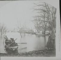 cca 1880 Klösz György (1844-1913) pesti fényképész 17 db vintage fotójáról készült 12 db negatív:  árvízről, városi életről, épületekről és a városról, néhány sztereóban), 6x6 cm