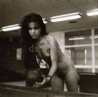 cca 1984 Zenére komponált szolidan erotikus felvételek, 7 db vintage negatív + 4 db vintage fotó és/...