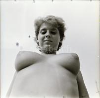 cca 1982 Modellekre emlékezve, szolidan erotikus felvételek, 7 db vintage negatív + 4 db vintage fot...