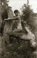 cca 1978 Jól esett, amikor megesett, szolidan erotikus felvételek, 13 db vintage negatív + 2 db vint...