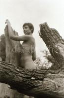 cca 1978 Jól esett, amikor megesett, szolidan erotikus felvételek, 13 db vintage negatív + 2 db vint...