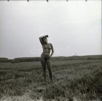 cca 1985 Lányok a fókuszban, szolidan erotikus felvételek, 8 db vintage negatív + 2 db vintage fotó,...