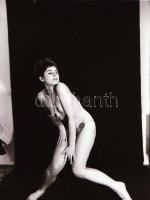 cca 1975 Naturista gyakorlatok a műteremben, szolidan erotikus felvételek, 13 db vintage negatív + 2...