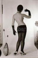 cca 1975 Naturista gyakorlatok a műteremben, szolidan erotikus felvételek, 13 db vintage negatív + 2...