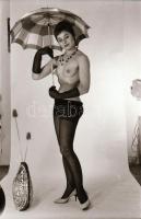 cca 1975 Naturista gyakorlatok a műteremben, szolidan erotikus felvételek, 13 db vintage negatív + 2...