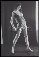 cca 1973 Az érdeklődés fokozása, szolidan erotikus felvételek, 13 db vintage negatív + 2 db mai nagy...