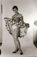 cca 1973 Az érdeklődés fokozása, szolidan erotikus felvételek, 13 db vintage negatív + 2 db mai nagy...