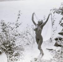 cca 1986 Menesdorfer Lajos (1941-2005) budapesti fotóművész hagyatékából, 13 db vintage negatív, 6x6...