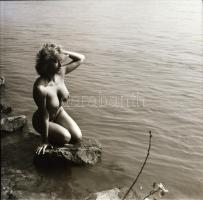 cca 1979 Semmi akadálya, szolidan erotikus felvételek, 8 db vintage negatív + 2 db mai nagyítás, a n...