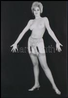 cca 1981 Exponálni jaj de jó, szolidan erotikus felvételek, 13 db vintage negatív + 2 db mai nagyítá...