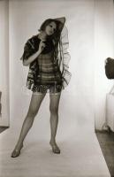 cca 1981 Exponálni jaj de jó, szolidan erotikus felvételek, 13 db vintage negatív + 2 db mai nagyítá...