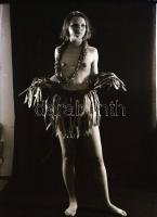 cca 1981 Exponálni jaj de jó, szolidan erotikus felvételek, 13 db vintage negatív + 2 db mai nagyítá...