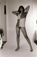 cca 1976 Egy hotelos, fotelos délután története, szolidan erotikus felvételek, 12 db vintage negatív...