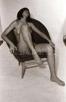 cca 1976 Egy hotelos, fotelos délután története, szolidan erotikus felvételek, 12 db vintage negatív...