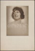 cca 1925 Révész és Bíró fényképező művész budapesti műtermében készült vintage portré, matricával jelzett, 21x15,5 cm, karton 36x24,5 cm