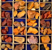 Kovaásvány és régészeti lelet gyűjtemény, kb. 200 db, vitrinbe rendezve