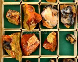 Faopál és kovaásvány gyűjtemény, kb. 60 db, vitrinbe rendezve