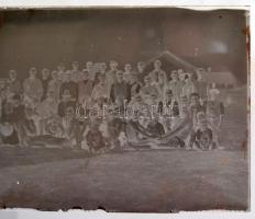 cca 1930 és cca 1949 között készült 222 db üveglemez és film negatív, sokféle témáról (ravatal, csop...