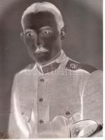 cca 1943 Katonák családi és baráti körben, némelyek kitüntetésekkel, 16 db vintage üveglemez negatív...