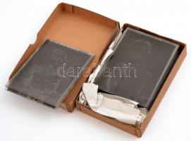 cca 1943 Katonák családi és baráti körben, némelyek kitüntetésekkel, 16 db vintage üveglemez negatív...