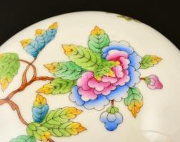 Herendi Viktória mintás nagy bonbonier, kézzel festett, jelzett, apró kopásokkal, d: 11,5 cm