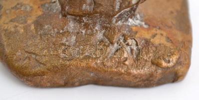 Olvashatatlan jelzéssel: Nő kosárral. Bronz, m: 16,5 cm