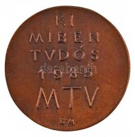 Borsos Miklós (1906-1990) 1985. "KI MIBEN TVDÓS 1985 MTV" kétoldalas, öntött Br plakett (9...