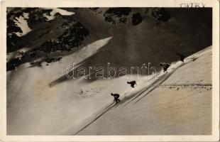 Tátra, Vysoké Tatry; Sjazd / síelők télen / winter sport, skiing (ragasztónyom / gluemark)