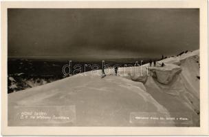 Tátra, Nízne Tatry; Na hrebenu Dumbiera / Síelők a Gyömbér-hegyen télen / winter sport, skiind on Dumbier