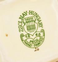 Zsolnay búzavirágmintás kis dobozka, kézzel festett, jelzett, máz alatti repedésekkel, 7×7×4,5 cm