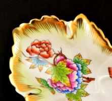 Herendi Viktória mintás leveles tálka, kézzel festett, jelzett, kis kopásnyomokkal, 15×8,5 cm