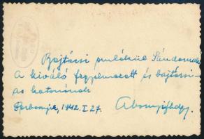 1942 Abonyi főhadnagy, kitüntetésekkel, hátoldalon feliratozott fotó, 8,5×6 cm