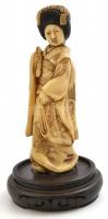 Gésa figura, műgyanta, fa talapzaton, jelzés nélkül, m:13,5 cm