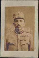 cca 1914-1918 Katona az I. világháborúból, ügyességi és gallérjelvénnyel, 6,5×4,5 cm