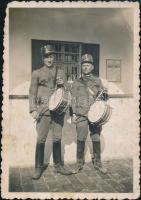 cca 1920-1940 Postások egyenruhában, fotó, 9×6 cm