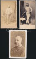 cca 1880-1890 Főtisztek, 3 db keményhátú fotó, közte Ferenc József-rend jelvénnyel, 10,5×6,5 cm