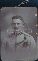 cca 1914-1918 Katona ügyességi jelvénnyel, fotó sérüléssel, 8,5×6 cm
