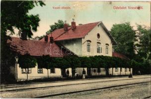 1907 Vecsés, Vasútállomás, vasutasok. Kiadja Herbacsek H. és Fia (fl)