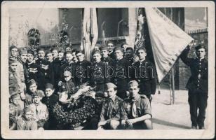 cca 1920-1940 Katonák csoportja, közte kitüntetésekkel, fotólap, 9×14 cm